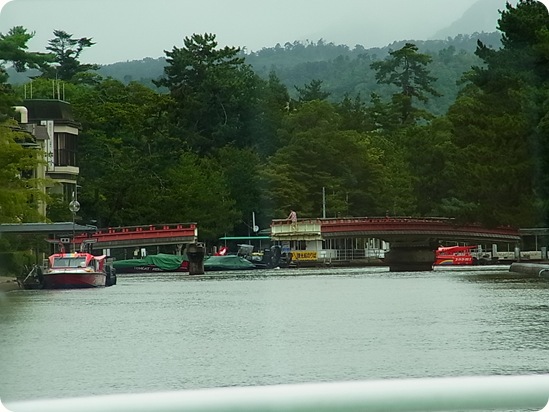 Puente abriendose para el paso de la barca