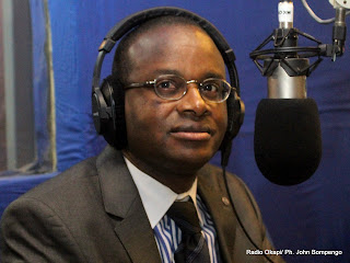 Maker Muangu Famba, ministre de l’enseignement primaire, secondaire et professionnel au studio de la Radio Okapi. Ph John Bompengo