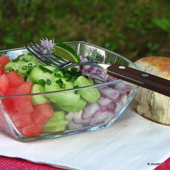 [salata%2520od%2520lubenice%252C%2520krastavaca%2520i%2520crvenog%2520luka-1%255B5%255D.jpg]