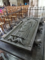 2014.07.20-040 gisant de Geoffroy d'Eu dans la cathédrale