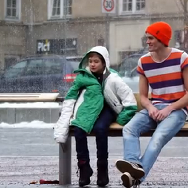 Video promotional : cum reactioneaza oamenii cand vad un copil care ingheata de frig