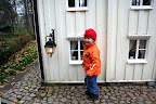 Viggo kollar in i Borgmästaregården i miniatyrstaden :-)