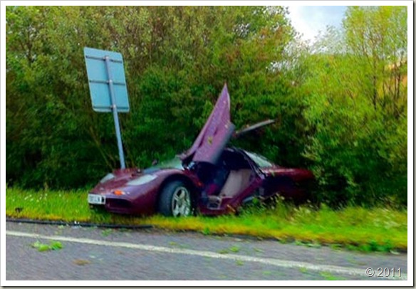 rowan-atkinson-crashes-mclaren-f1-32497-image1 rowan-atkinson-crashes-mclaren-f1-32497-image1
