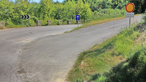 51 Odcep za Gažon. Smatramo, da bi lahko tako bil opremljen odcep tudi do nove Šmarske ceste in ne enosmeren del ceste, kar sedaj domačini in ostali z navigacijo »veselo« kršijo.