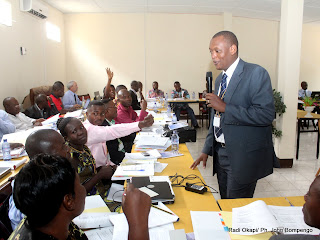 Des participants à l’atelier de formation des formateurs pour l’installation des comités pharmaceutiques et thérapeutiques organisé du 15 au 23/08/2011 à Kinshasa. Radio Okapi/ Ph. John Bompengo