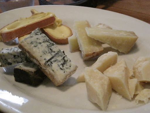 Formaggio: Valdeon (Spain), Grana Padano (Emilia-Romagna, Italy), Meadow Creek, Grayson (Virginia), San Tumas (Lombardia, Italy)