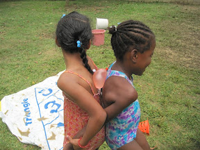 Escarlet and Yulena walking with a balloon between their backs.