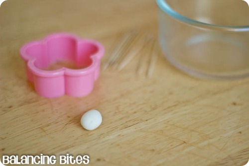 How to make small gumpaste roses (12)