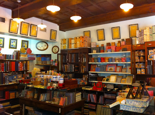 The interior of Il Papiro is colorful and well-designed.