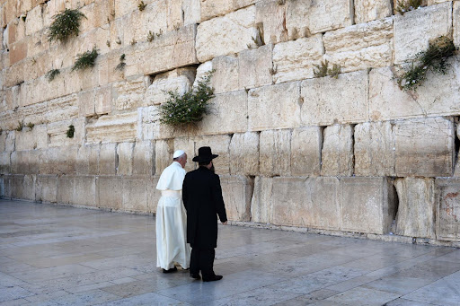 ---ISRAEL OUT---Pope Francis visits at the Western Wall, Judaism's holiest site, in Jerusalem's Old City on May 26, 2014.Photo by Kobi Gideon / GPOהאפיפיור פרנסיסקוס בכותל המערבי
