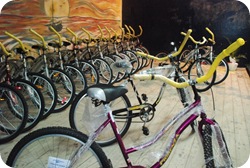 Entrega de notebook y bicicletas a establecimientos educativos