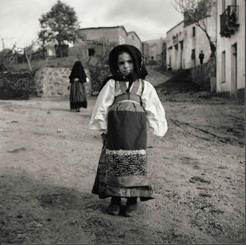 © Ugo Pellis-Museo delle Culture, Lugano, Switzerland. - Ragazzina in costume da festa - Tonara - 18 Novembre 1934