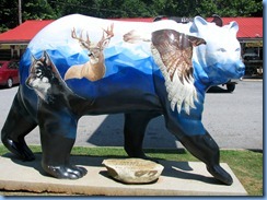 0445  North Carolina - US-441 - Cherokee Indian Reservation - Oconaluftee River - bear statue