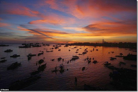 Evacuees displaced from their homes due to fighting between government soldiers and Muslim rebels are seen in boats during sunset at a wharf in Zamboanga city, southern Philippines September 14 Evacuees displaced from their homes due to fighting between government soldiers and Muslim rebels are seen in boats during sunset at a wharf in Zamboanga city, southern Philippines September 14