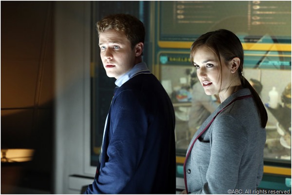 Tech duo Leo Fitz (Iain De Caestecker) and Jemma Simmons (Elizabeth Henstridge).