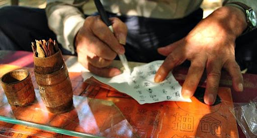 China Menghimbau Masyarakatnya Hindari Takhayul bakar kertas dan takhayul
