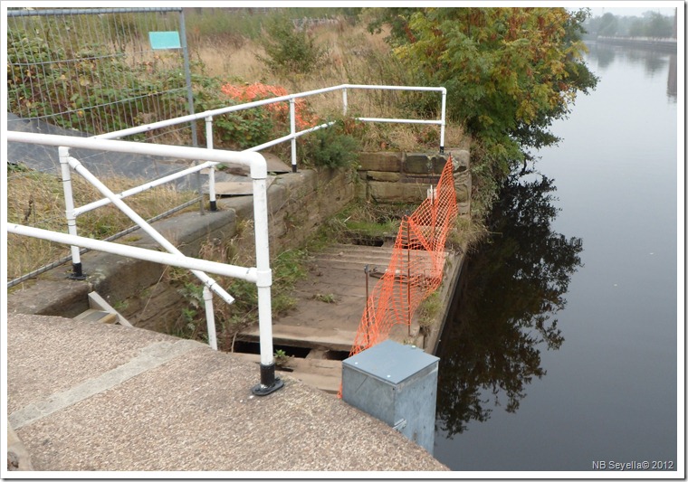 SAM_3718 Lock landing at Flood lock