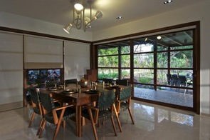Comedor con sillas de madera Indu