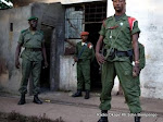 Des soldats du FARDC devant la prison militaire de Mbandaka en RDC. Ph. www.rnw.nl
