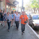 A turma animada passeou pelas ruas do centro até a casa de Elias José.JPG