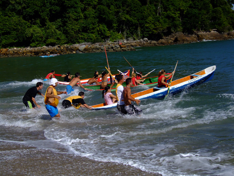 Fotos de Regata de canoas. Foto numero 3798375903. Fotografia da Pousada Pe na Areia, que fica em Boicucanga, próximo a Maresias, Litoral Norte de Sao Paulo (SP).
