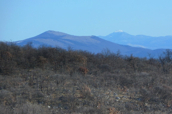 Sulla destra, il Monte Nevoso, con il suo cucuzzolo innevato