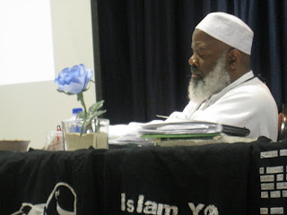 Imam Siraj getting ready for his lecture