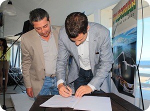Juan Pablo de Jesús en firma de convenio con José Mendez - Mundo Marino - 