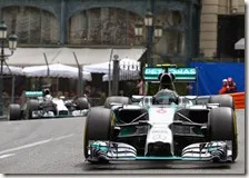 Nico Rosberg precede Lewis Hamilton al gran premio di Monaco 2014