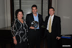 Guillermo Donaire y su mamá reciben el premio de Sumando Manos Foundation. Gentileza: HelpArgentina.