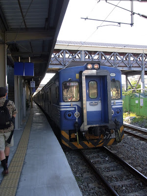 やってきた電車に乗り込んでー