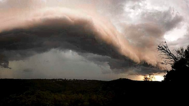 A line of storms moves into Sydney during the week of 15 March 2014. By Friday, 21 March 2014, temperatures topped 26 degrees, making it the 19th consecutive day above 25 degrees and extending the record well beyond the previous tally of 16 such days in 1977. Photo: Nick Moir