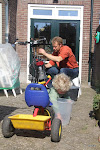 De fietsen zijn pekelig van de terugreis, dus boenen maar!