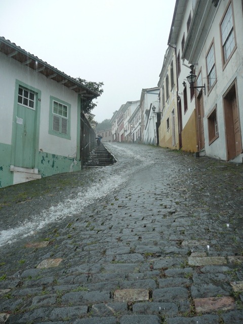 [Ouro-Preto-river-road---Lisa2.jpg]