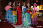 Mónica Parisier y gitanas. Gentileza: Express News