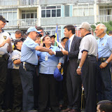 (19 de abril 2010) Vecinos del sector Los Palos Grandes entregaron un reconocimiento a Leopoldo López por las gestiones realizadas durante su gestión como Alcalde de Chacao para la construcción de la plaza Los Palos Grandes. Homenaje de la comunidad de Los Palos Grandes a Leopoldo López