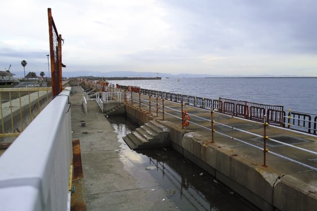 ガラテの前にある海と堤防