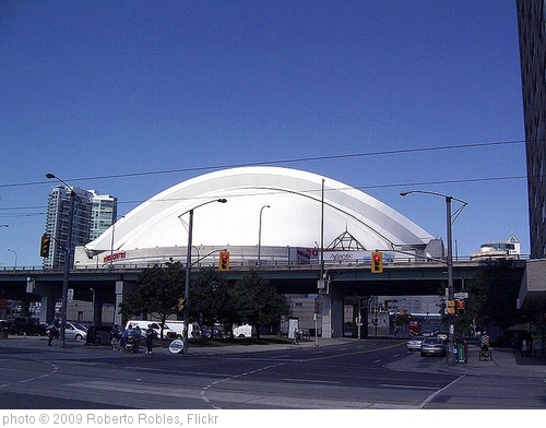 'Alrededores y camino al Rogers Centre' photo (c) 2009, Roberto Robles - license: http://creativecommons.org/licenses/by/2.0/