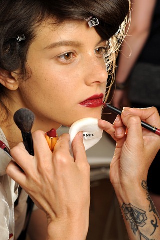 [chanel%252Bfall2010%252Bcouture%252Bred%252Blips%252Bmake%252Bup%252B3%255B4%255D.jpg]