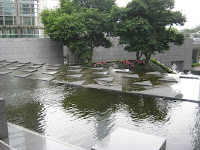 und der teich vor dem bank-tower