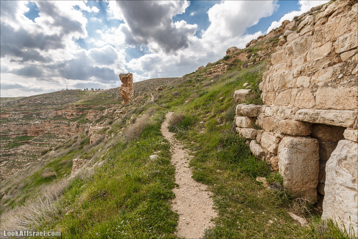 Суккийская лавра, две пещеры Харитона и одно его ущелье
