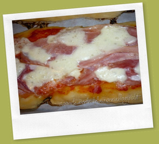 Pizza di pasta madre con rosciutto cotto alla brace e mozzarella (9)