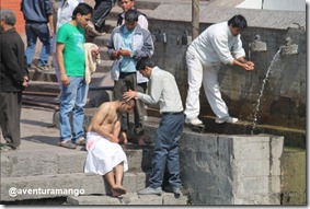 Cremação no Rio Bagmati em Kathmandu Cremação no Rio Bagmati em Kathmandu