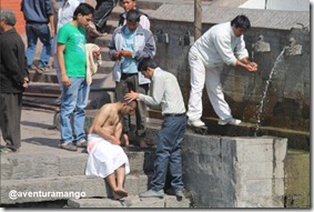 Cremação no Rio Bagmati em Kathmandu