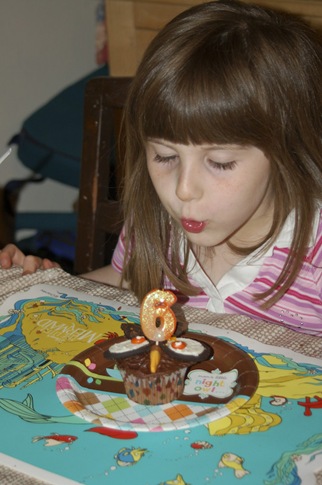 [2011_1017_Sarah-bdaycupcake-5%255B2%255D.jpg]