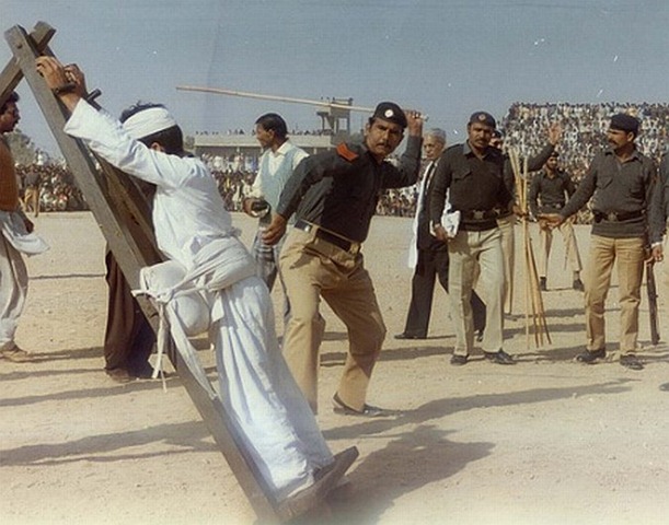 policemen in pakistan publically flogging an accused