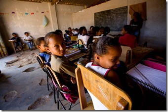 Escolas Precárias sala de aula quebrada