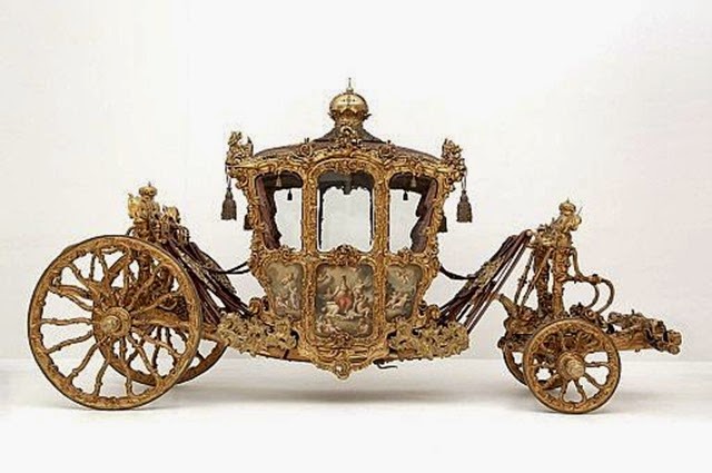 Especialmente impresionante es la carroza imperial, un magnífico carruaje barroco, con seis ventanas de cristal veneciano, pinturas alegóricas en sus portez e Especialmente impresionante es la carroza imperial, un magnífico carruaje barroco, con seis ventanas de cristal veneciano, pinturas alegóricas en sus portez e