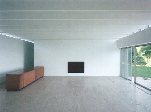This room was a part of a house Martha used to own. The modern aesthetic is may be surprising to some. Bunshaft House, Gordon Bunshaft, East Hampton, New York, July 1996. This room was a part of a house Martha used to own. The modern aesthetic is may be surprising to some. Bunshaft House, Gordon Bunshaft, East Hampton, New York, July 1996.