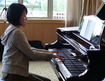 Kuniko Nakatani playing the Kohler and Campbell grand piano. Photo courtesy of Dennis Lyons.